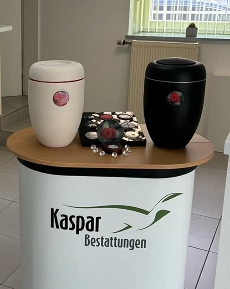 Viele unterschiedliche Urnen werden im Ausstellungsregal ausgestellt